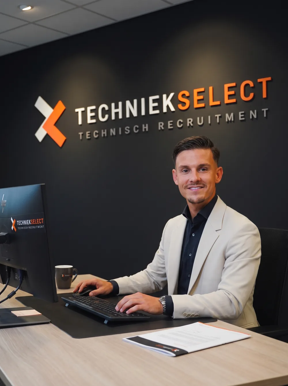 Stan, oprichter van TechniekSelect, aan zijn bureau